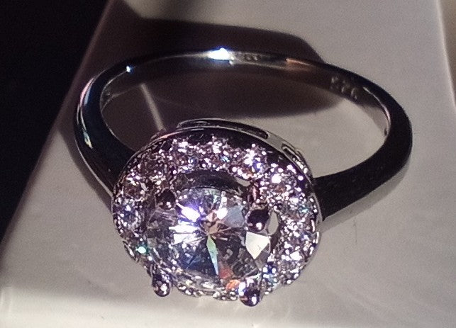 bague au design halo sophistiqué en argent 925 montée d'une piere zirconium de haute qualité