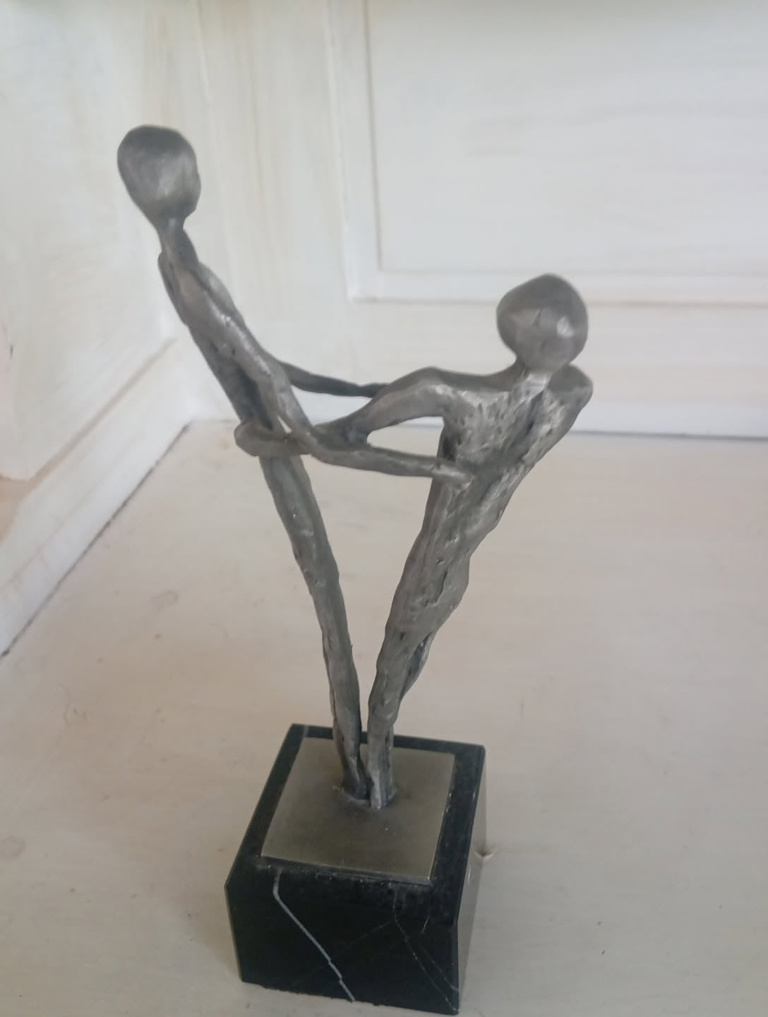 Sculpture Figurative Moderne en Bronze sur Socle en Marbre Noir