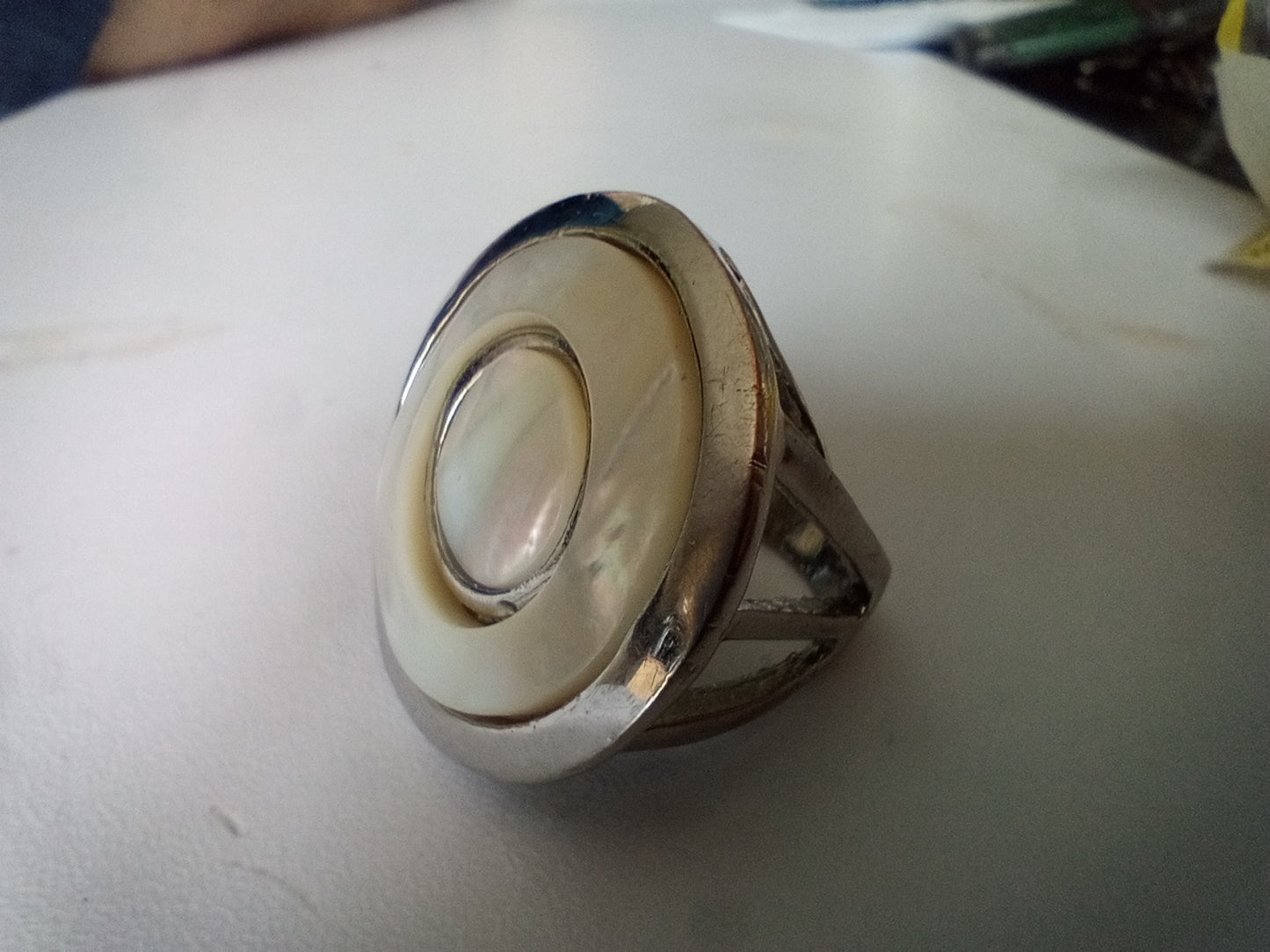 Bague Statement Vintage – Nacre & Design Moderniste